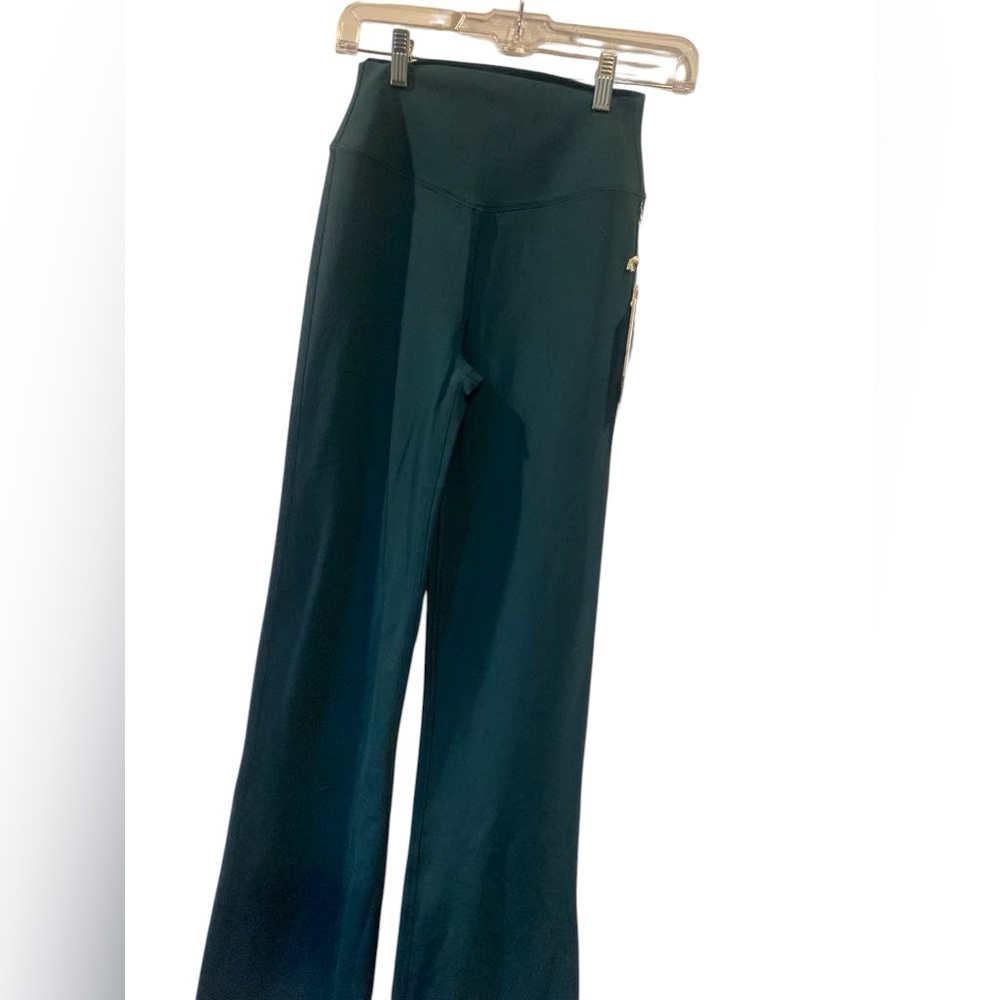 19. NWT Vuori chilled out bootcut MOSS Size S
